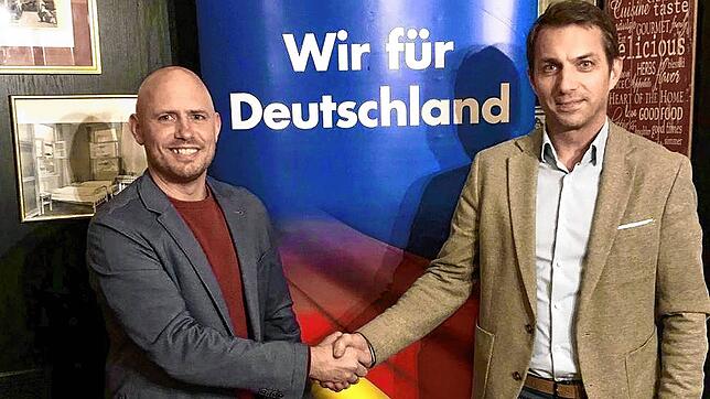 Sebastian van Ryt (links) ist der Direktkandidat für Schwarzwald-Baar. Martin Rothweiler gratuliert.