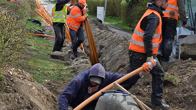Flächendeckend wurde in Volkertshausen ein Glasfasernetz errichtet. Die Firmen UGG (Unsere grüne Glasfaser), Allianz und Teléfonica ...