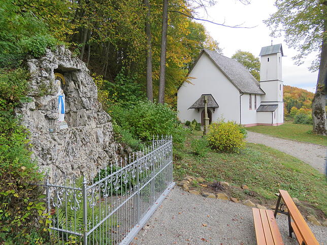 Weithin sichtbar ist das Wahrzeichen Kirchen-Hausens, die Antoniuskapelle auf dem Bergle. Die Kapelle stammt aus dem 15. Jahrhundert, ...