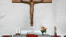 Der Altarbereich in der Markuskirche mit dem Jestetter Markuskirche, von Siegfried Fricker geschaffenen Kreuz und Altar mit ...