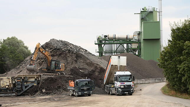 Die Asphaltmischanlage am Ortsrand sorgt in Welschingen wegen Geruchsbelästigung immer wieder für Unmut. Nun kündigt das Tuttlinger ...