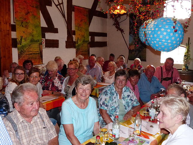Der Seniorenkreis feiert in der Besenwirtschaft Dilger immer das „Kleine Weinfest“.