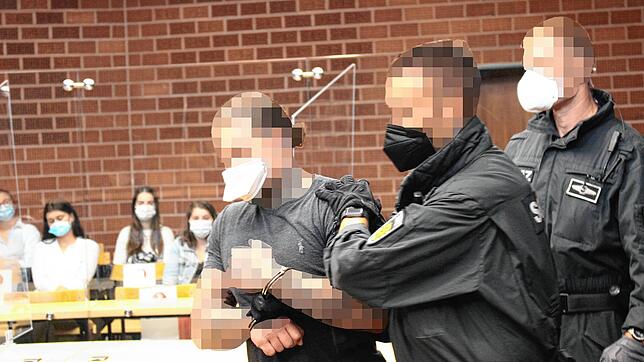 Der Angeklagte Skelcim K. wird am zweiten Prozesstag vor das Konstanzer Landgericht geführt. Um die Justiz-Mitarbeiter vor möglichen ...