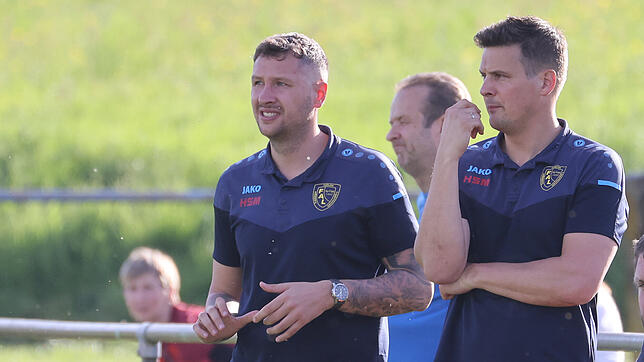 Das Trainerduo der SpVgg FA.L., Sebastian Willibald, links, und Philip Schinn,