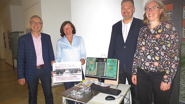 Schulleiter Philipp Strack, Monika Gaßner, Vorsitzende des Fördervereins, Fachlehrer Henning Kopf und Schatzmeisterin Ruth Genther (von ...