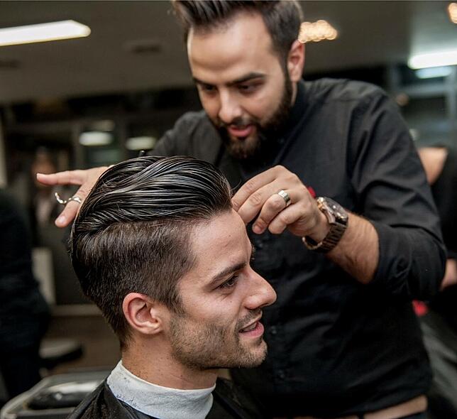 Friseurmeister Mohamed Oulabi bereitet in seinem neuen Salon in der Brauneggerstraße Guiliano Lenz mit dem passenden Haarschnitt auf den ...