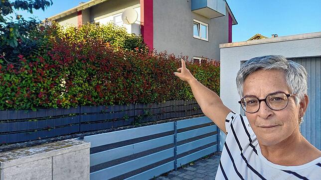 Clarissa Weißenberger zeigt auf das Nachbarhaus ihres Anwesens. In diesem Haus in der Sudetenlandstraße werden seit Anfang August ...