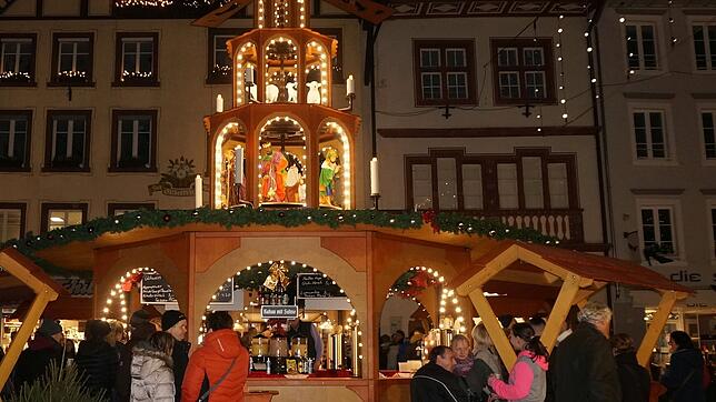 Unter der Pyramide: Diese acht Meter hohe Pyramide bereichert erstmals den Weihnachtsmarkt. Sie ist eine Augenweide und verwöhnt auch ...