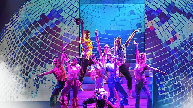 Eine Szene aus dem „Musical Karussell“ auf der Bühne im Bad Säckinger Gloria Theater: Hier aus „Mammamia“. Foto: Gloria Theater