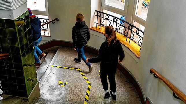 In allen Schulen sind Vorsichtsmaßnahmen umgesetzt, wie hier am Villinger Gymnasium am Romäusring, wo die Laufrichtung angezeigt wird.
