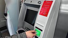 Blick über die Schulter einer Bankkundin an einem Geldautomaten (Symbolbild). Die Polizei warnt vor einer neuen Betrugsmasche, bei der ...