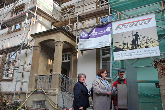 Außen sieht die Villa Wetzstein noch sehr nach Baustelle aus. Doch innen ist sie jetzt belebt. Im Bild (von links) Irmgard Schellhammer ...