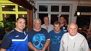 Markus Metzger (v.l.) konnte Martin Maike, Thomas Burczyk und Stephan Frommherz ehren. Silvio Fratamico holte die einst vergessene ...