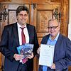 Landrat Martin Kistler (links) hat Gusty Hufschmid für seine Verdienste für den Landkreis Waldshut mit einer Urkunde geehrt. Dazu zählen ...