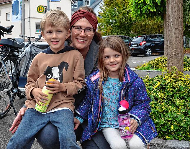 Sarah Schwinkendorf mit Luca und Mina. Die Mutter findet es schön, „dass die Stadt so ein tolles Angebot für Kinder macht“.