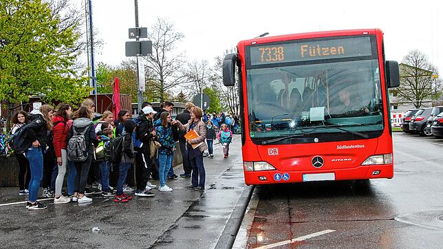 In der Achdorfer Straße fahren viele Busse, bisher fahren sie immer von der Eichbergstraße kommend nach Westen und über die Uhlandstraße ...