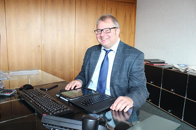 Für die WhatsApp-Sprechstunde nutzt Bürgermeister Alexander Guhl zum schnelleren Schreiben den Computer.