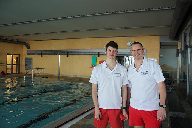 Stefan Schweinbenz (links) ist 18&nbsp;Jahre alt und macht im Aquastaad eine Ausbildung zum Fachangestellten für Bäderbetriebe. Ralf ...