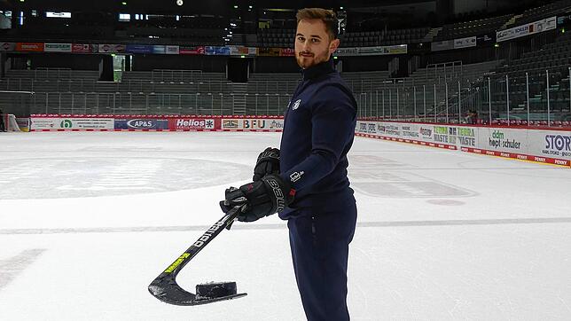 Darum geht es: Kevin Richter mit Schläger und Puck vor einer Trainingseinheit.