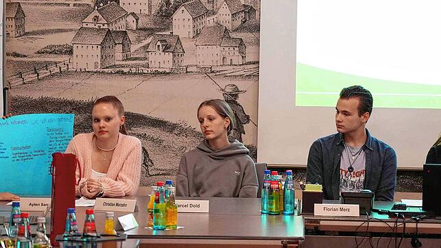 Kommunalpolitik kann interessant sein. Diese Erfahrung machen Jugendliche beim Politiktag der Schulen im Bregtal. Im Gemeinderat ziehen ...