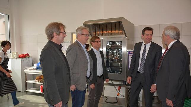 Besichtigen die Küche im neuen Gebäude der Bruderhausdiakonie, von links: Walter Riedel, Leiter der Bruderhausdiakonie Schwarzwald-Baar, ...