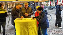 Der FDP-Landesvorsitzende Hans-Ulrich Rülke (Mitte) am Infostand der Liberalen in Singen mit der Kreisvorsitzenden Birgit Homburger ...