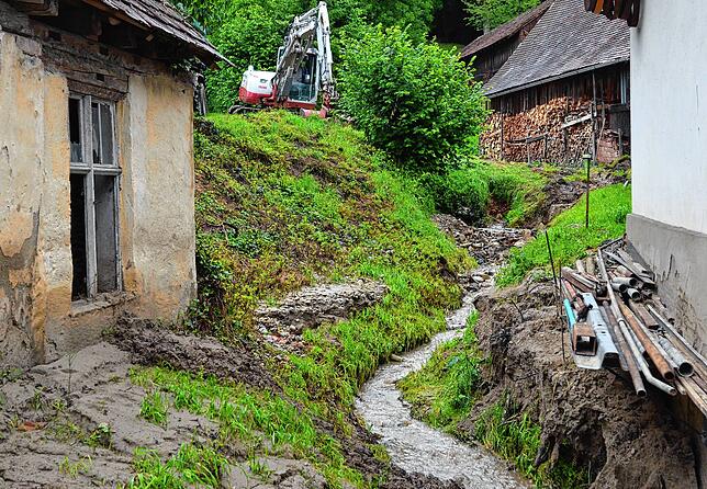 Über die Ufer getreten ist dieser Bach im Ortsteil Wangen.