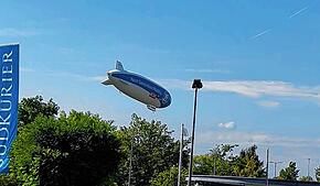 So tief flog der Zeppelin am Sonntag, 21. September 2025, über die Bäume im Industriegebiet. Auch vom SÜDKURIER aus war das zu beoachten.
