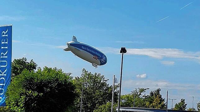 So tief flog der Zeppelin am Sonntag, 21. September 2025, über die Bäume im Industriegebiet. Auch vom SÜDKURIER aus war das zu beoachten.