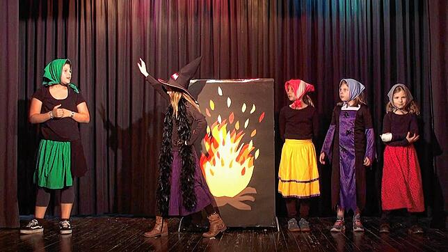 Volle Konzentration beim Hexen: Im Bild von links die kleine Hexe Lea Carullo, Amelie Jentschek als Muhme Rumpumpel und die Hexen Paula ...
