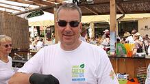 Der Geschäftsführer der Landesgartenschau GmbH, Roland Leitner, auf dem Promenadenfest als Barkeeper.