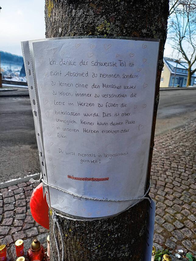 Am Baum stehen nun diese Abschiedsworte mit dem Hashtag #JusticeforSabrina.