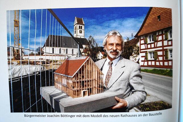 In der Festschrift zum 50 Gemeindejubiläum nach der Gemeindereform ist der damalige Bürgermeister Joachim Böttinger mit einem Modell des ...