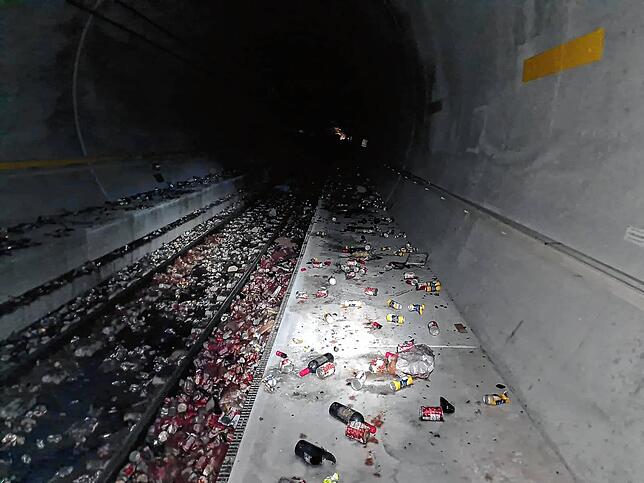 Die Ladung des Güterzugs liegt im Tunnel verteilt.