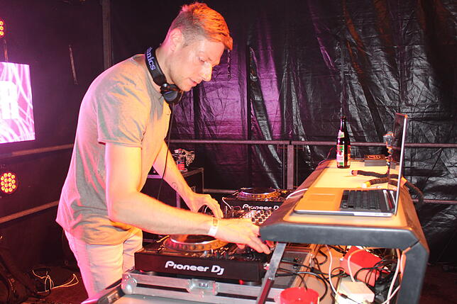 DJ Vinylsurfer, der auch auf großen Elektro-Festivals im In- und Ausland auflegt, brachte in Dettighofen die Besucher zum Tanzen. Bild: ...