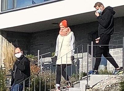 Mit Mundschutz kommt Alexej Nawalny (oben rechts) die Treppe von seiner Ferienwohnung herunter.
