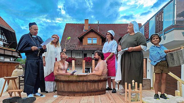 Die Freilichtspiele zur 1250-Jahr-Feier von Wolterdingen werden auch ein Augenschmaus sein, wie hier die Badmühlen-Szene, mit Edgar ...