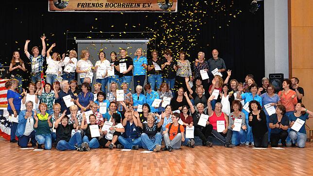 Das Bild zeigt einen Großteil der Mitglieder der Country- & Line Dance Friends Hochrhein nach der Prüfung zum deutschen Tanzsportabzeichen.