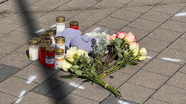 Markierungen, Kerzen und Blumen am mutmaßlichen Tatort. Große Trauer und viele Fragen in Niedernhall.