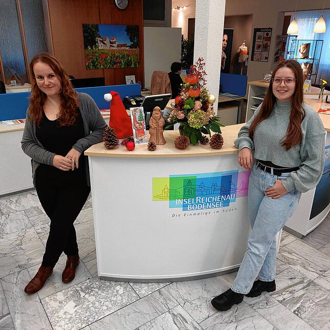 Irina Drewniok (links) und Magdalena Seitz von der Tourist-Information Reichenau sind überzeugt davon, dass der Weihnachtsmarkt auch ...