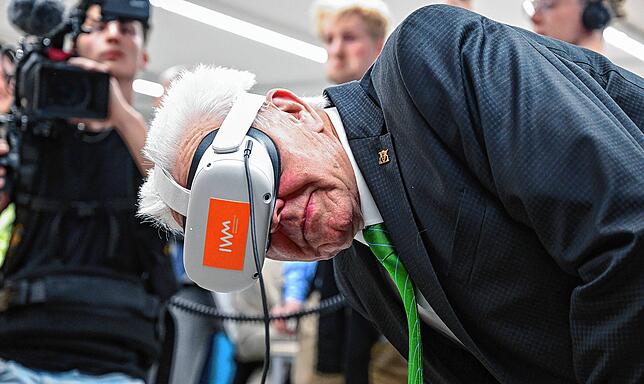 Winfried Kretschmann begibt sich mit einer 3-D Brille in die virtuelle Welt seiner Wespe.