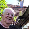 Harald Böttcher in seinem Garten in Pfohren. Über ihm befinden sich die Regenmesser und die Luftdruck-Sensoren. Mit diesen Geräten ...