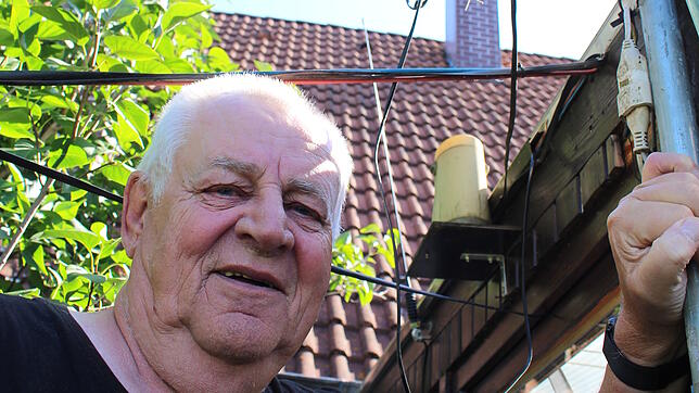 Harald Böttcher in seinem Garten in Pfohren. Über ihm befinden sich die Regenmesser und die Luftdruck-Sensoren. Mit diesen Geräten ...