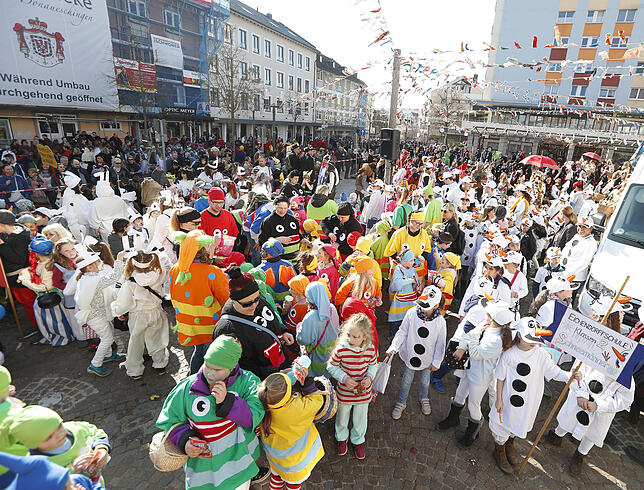 Kinder, so weit das Auge reicht: Rund 1000 junge Narren nehmen am Umzug am Schmotzigen Donnerstag durch die Donaueschinger Innenstadt ...