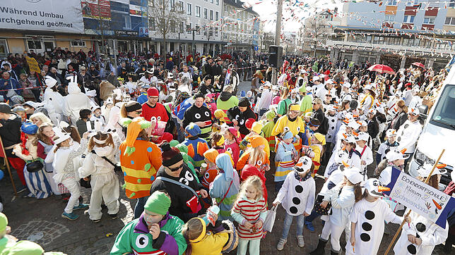 Kinder, so weit das Auge reicht: Rund 1000 junge Narren nehmen am Umzug am Schmotzigen Donnerstag durch die Donaueschinger Innenstadt ...