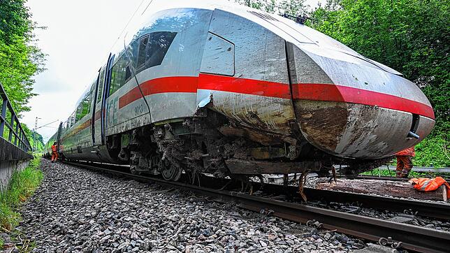 Ein beschädigter ICE steht am Mittag bei Schwäbisch Gmünd auf den Gleisen. Zwei Waggons eines ICE mit 185 Passagieren an Bord sind im ...