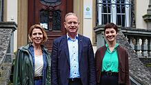 Die Hauptdarstellerinnen Franziska Weisz (links) und Maria Wördemann mit Oberbürgermeister Jan Zeitler vor Schloss Rauenstein.