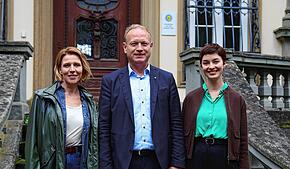 Die Hauptdarstellerinnen Franziska Weisz (links) und Maria Wördemann mit Oberbürgermeister Jan Zeitler vor Schloss Rauenstein.