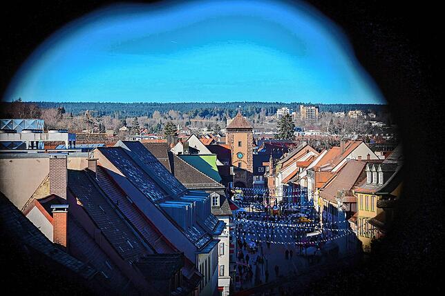 Aus den kleinen Gucklöchern hat man einen einzigartigen Blick auf Villingen und das Riettor.
