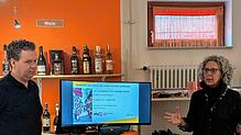 Tauschen sich über die Bedeutung von fairem Konsum aus: Fatima Zobeidi-Weber (rechts) von der VHS und vom Vorstand des Weltladens ...